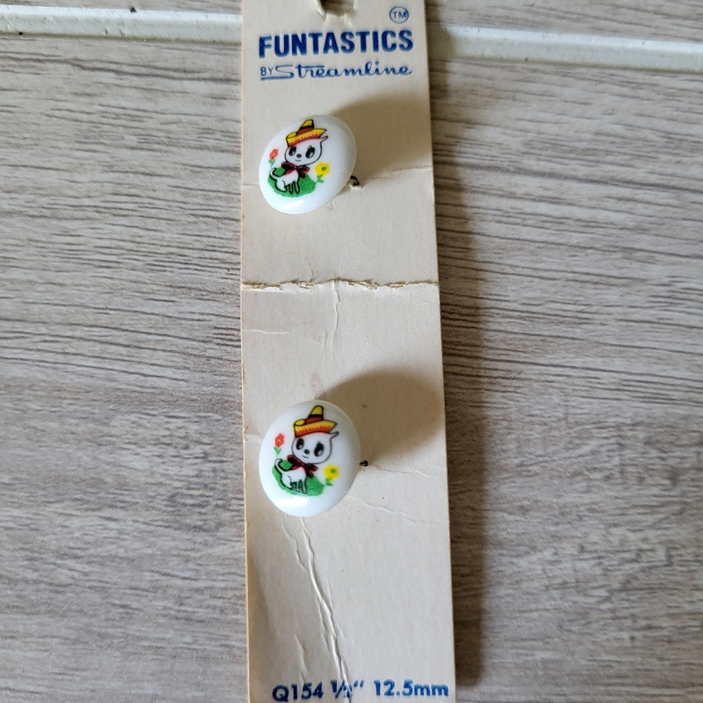 Vintage Funtastics By Streamline Plastic Round Cat Sombrero Animal Fun Buttons